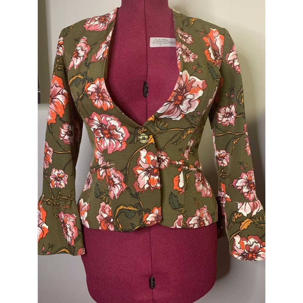 XOXO 💋 floral blazer🥀🌸 with statement flounce☁️sleeves.
